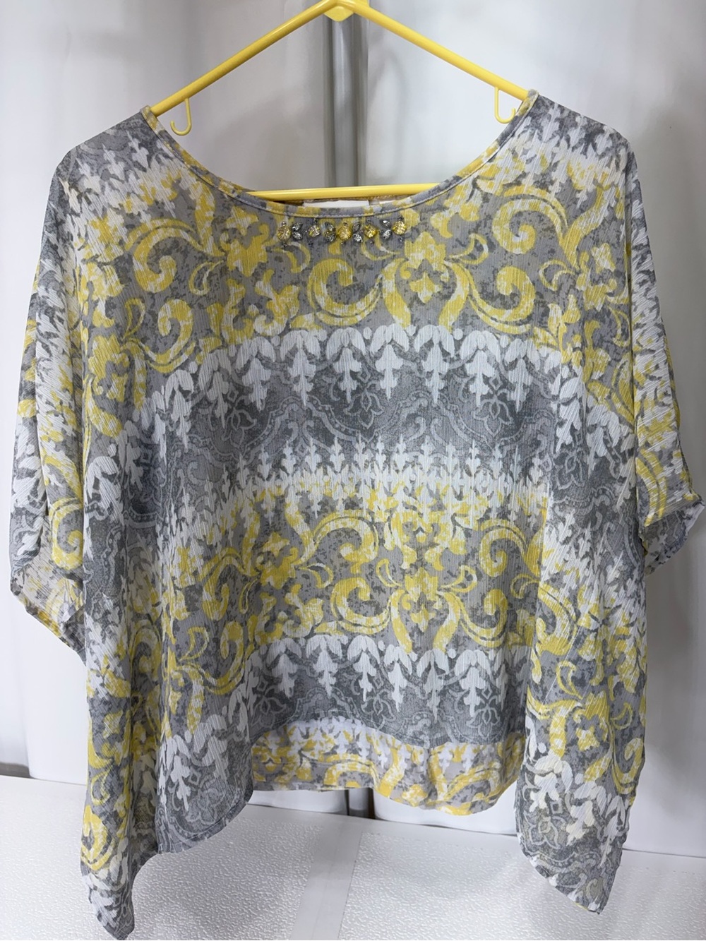 Alfred Dunner Yellow, Gray & White Patterned Beaded Neck Blouse 3538